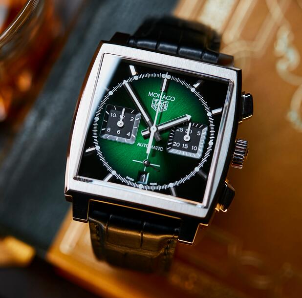 AAA replica watches offer green dials and black sub-dials.