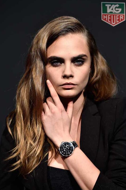 With black dressing, Cara Delevingne perfectly demonstrate the charming imitation TAG Heuer Formula 1.